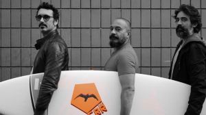 “Flying”: un viaggio musicale e visionario tra surf, sogno e rinascita approda alla Claque