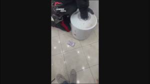 Truffe agli anziani: da Genova a Napoli, operazione dei carabinieri porta a 21 arresti. Un bottino da 120mila euro nascosto in scaldabagno (VIDEO)