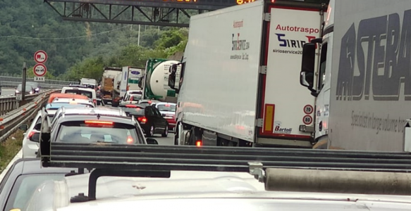 Neve sull’A6, safety car e traffico rallentato verso Torino