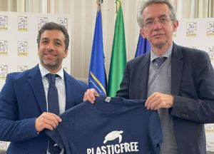 Comuni e volontari uniti contro la plastica: accordo ANCI–Plastic Free per l’ambiente