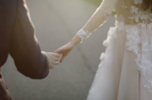 Dal divieto di avvicinamento alle nozze: tutto in una notte, rappacificazione e matrimonio