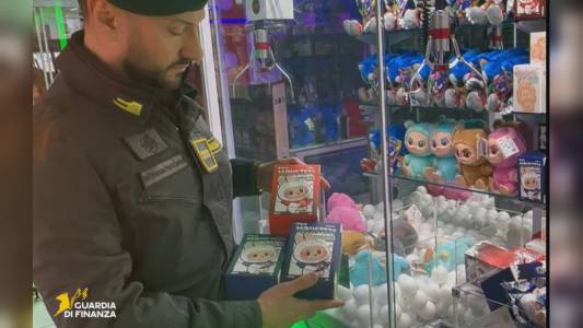 Genova, GdF: maxi sequestro di merce contraffatta ai baracconi di Ponte Parodi: tra i prodotti anche i “Labubu”