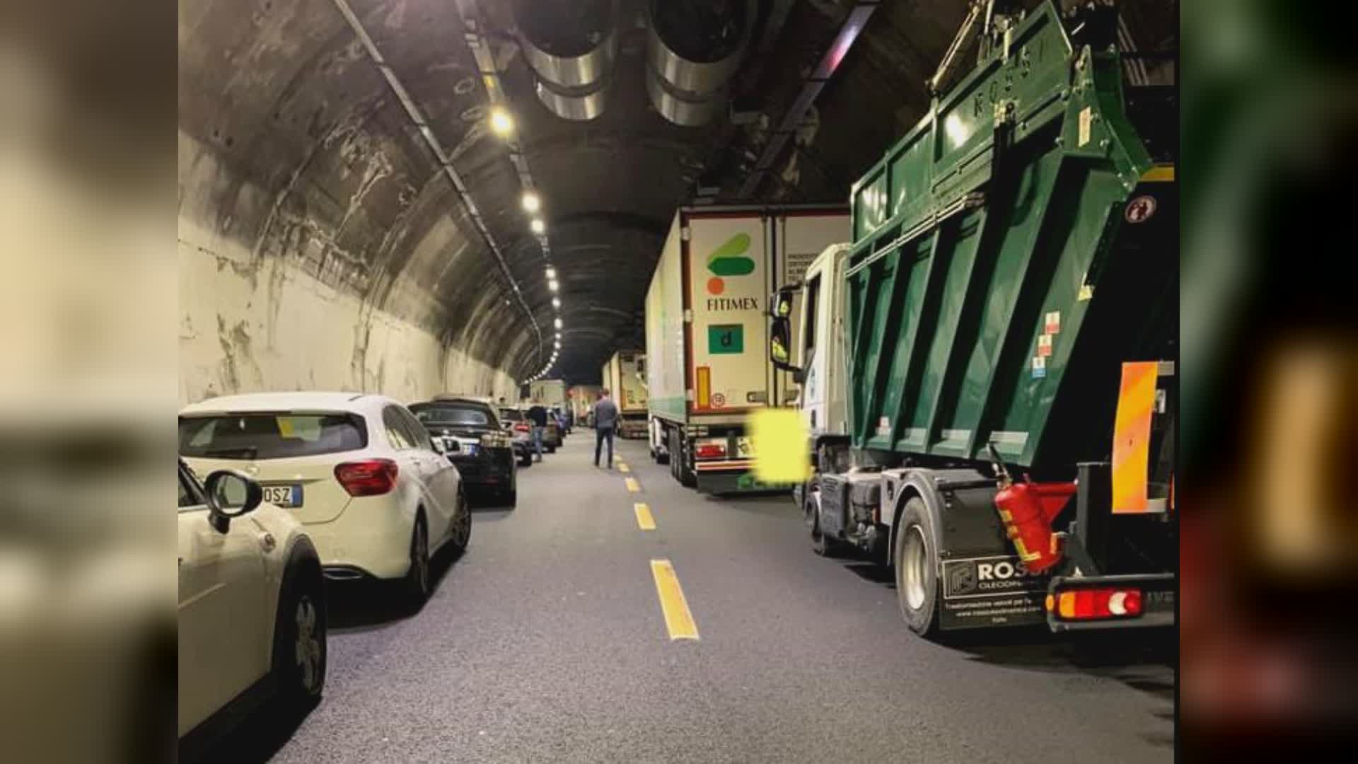 A10, Tir fuori controllo si schianta in galleria, traffico in tilt tra Arenzano e Celle