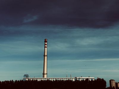 Carbone in lieve ripresa nel 2025, poi in calo fino al 2030: rinnovabili e gas riducono il suo ruolo