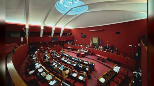 Genova: lunga notte di Tursi, lavori a oltranza in consiglio comunale per il bilancio. Sindaca Salis porta panettoni e dolci a mezzanotte