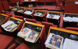 Genova, Comune: approvato bilancio da 1,2 miliardi dopo una 'maratona' snervante e alla fine Terrile si reinventa... edicolante