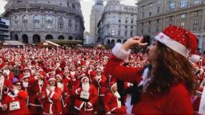 Genova, una marea di Babbi Natale invade il centro: successo per la nona Camminata solidale a favore del Gaslini