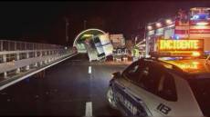 Tir perde il controllo sulla A10: autostrada chiusa per ore
