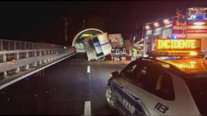 Tir perde il controllo sulla A10: autostrada chiusa per ore