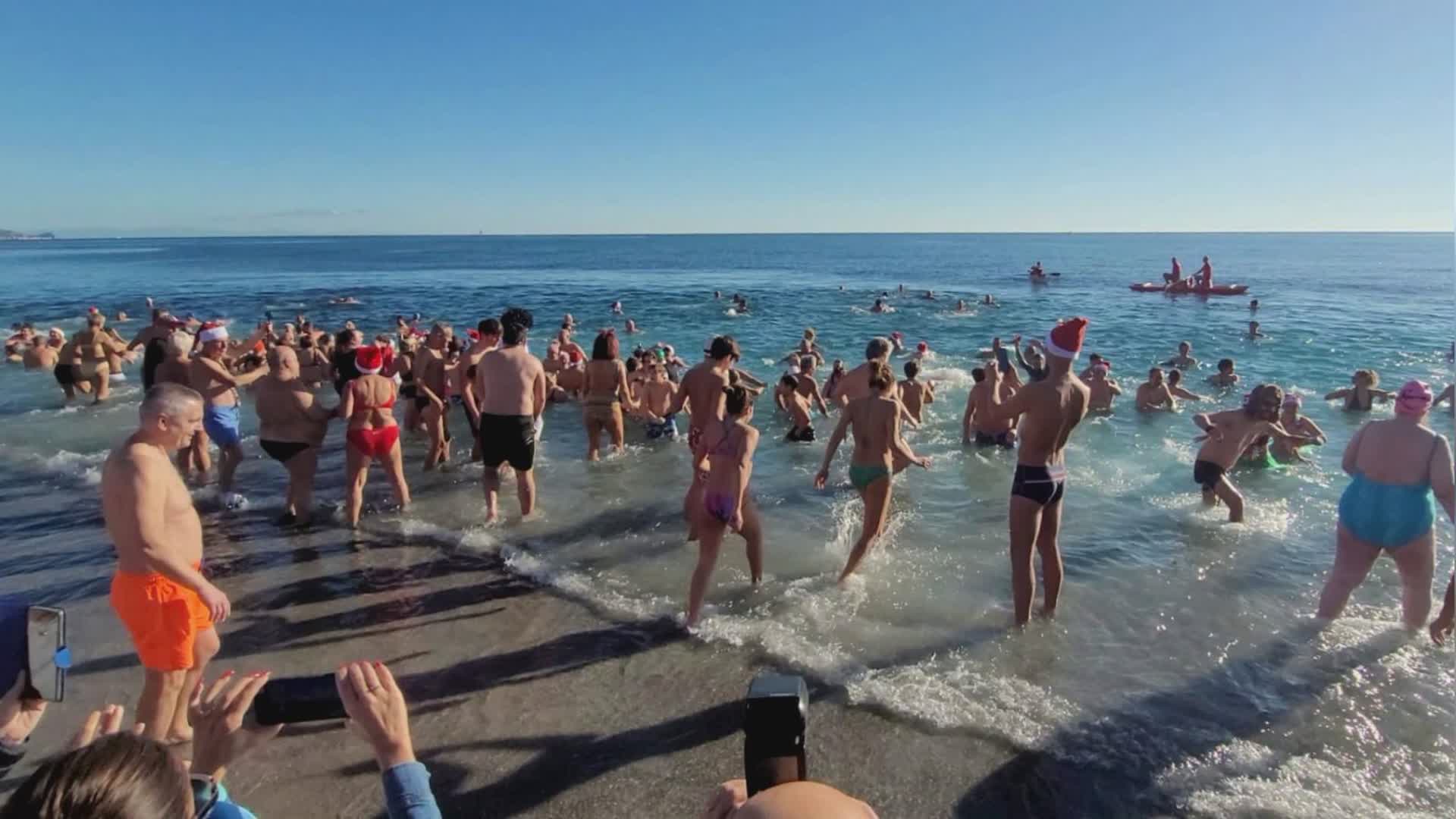 Loano, record di partecipanti per il 37° Cimento Invernale: 285 temerari sfidano il mare d’inverno