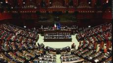 Fondi a Hamas, bagarre in Parlamento: FdI chiede informativa, AVS e Pd al contrattacco