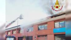 Genova, incendio al tetto di un capannone in via Merano, intervento dei Vigili del Fuoco: nessun ferito
