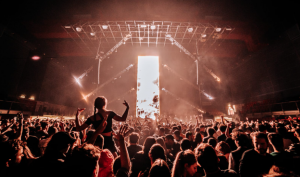 Genova: via alla costruzione del mega-palco in Piazza della Vittoria per il Capodanno con i Pinguini Tattici Nucleari