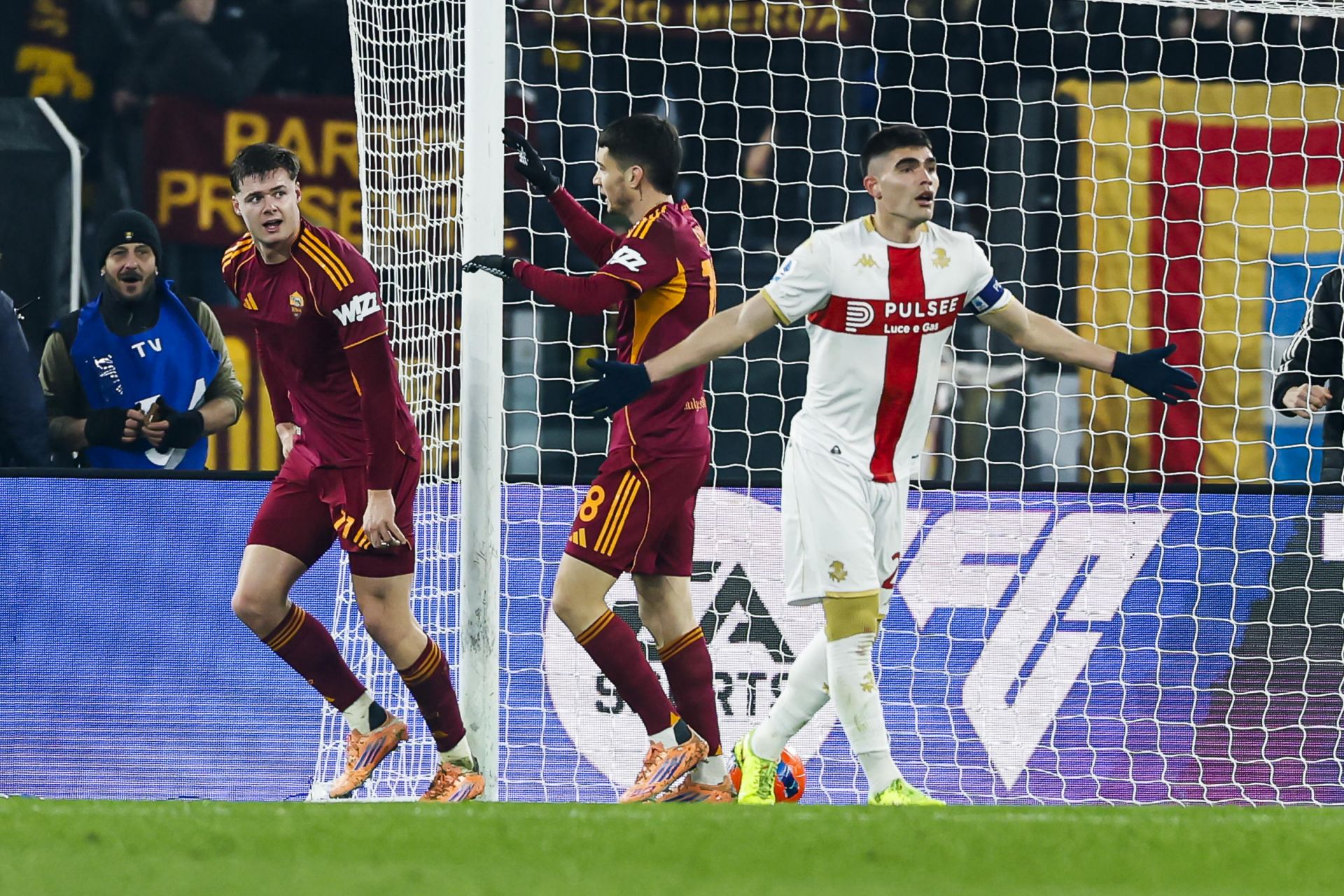 Amaro ritorno di De Rossi a Roma, Gasperini non ha pietà del Genoa che dura solo un tempo: finisce 3-1, Ekhator salva l'onore