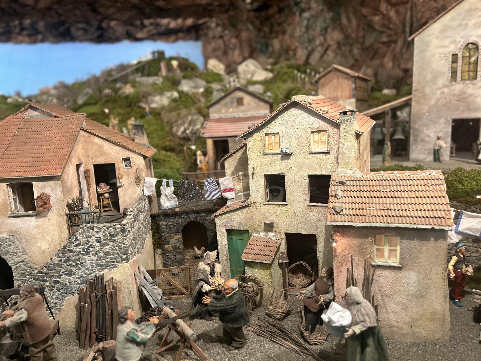Presepe di Geo: l'omaggio alla guidovia che fu per salire verso il Santuario della Guardia 