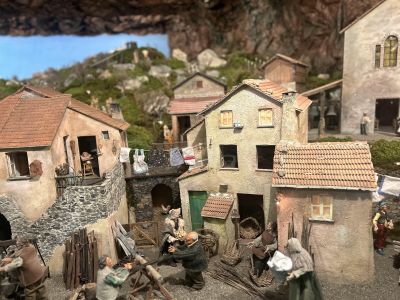 Presepe di Geo: l'omaggio alla guidovia che fu per salire verso il Santuario della Guardia 