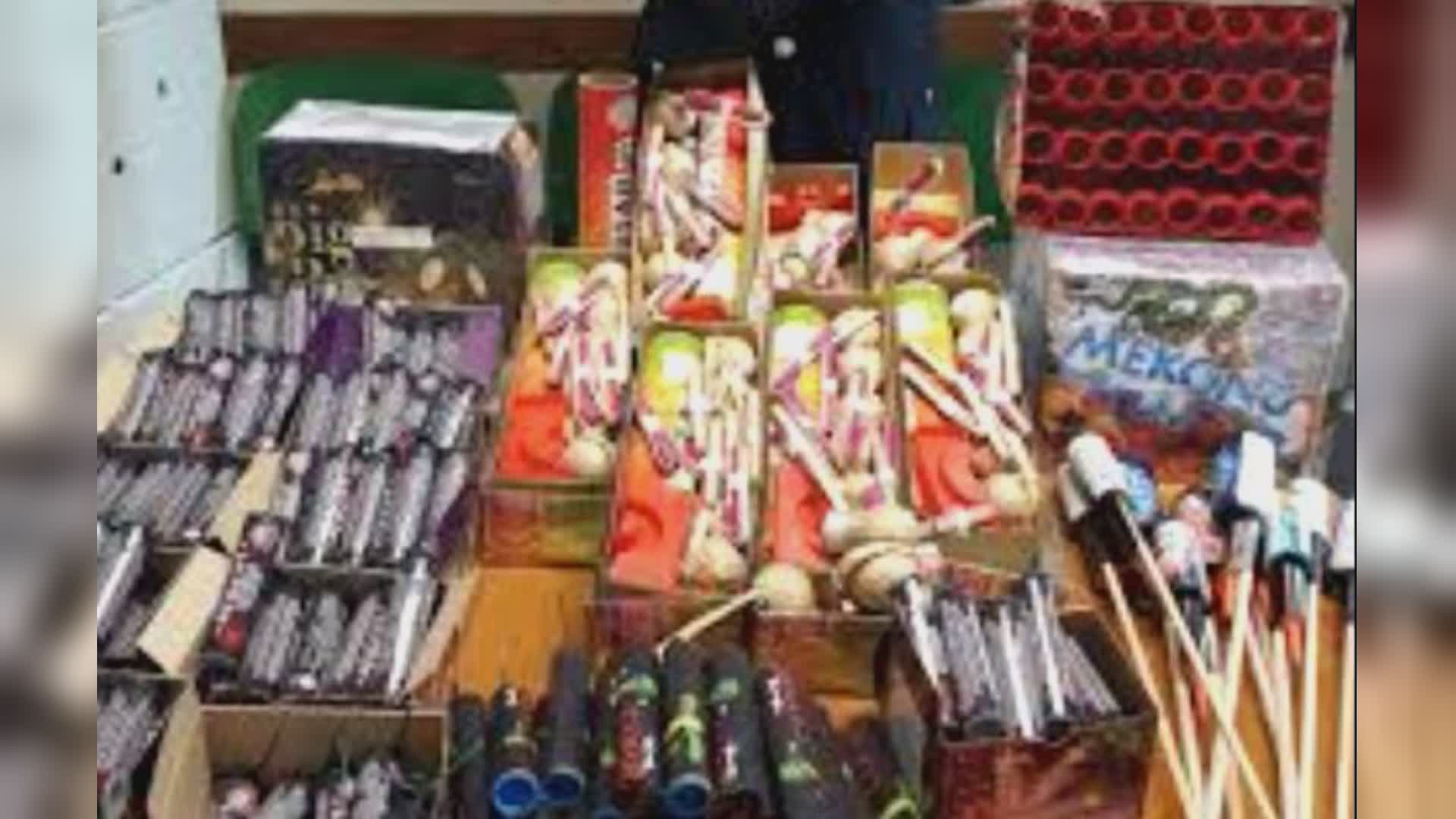 Genova: lancia petardi nei boschi, gli trovano in casa 7 kg di esplosivi