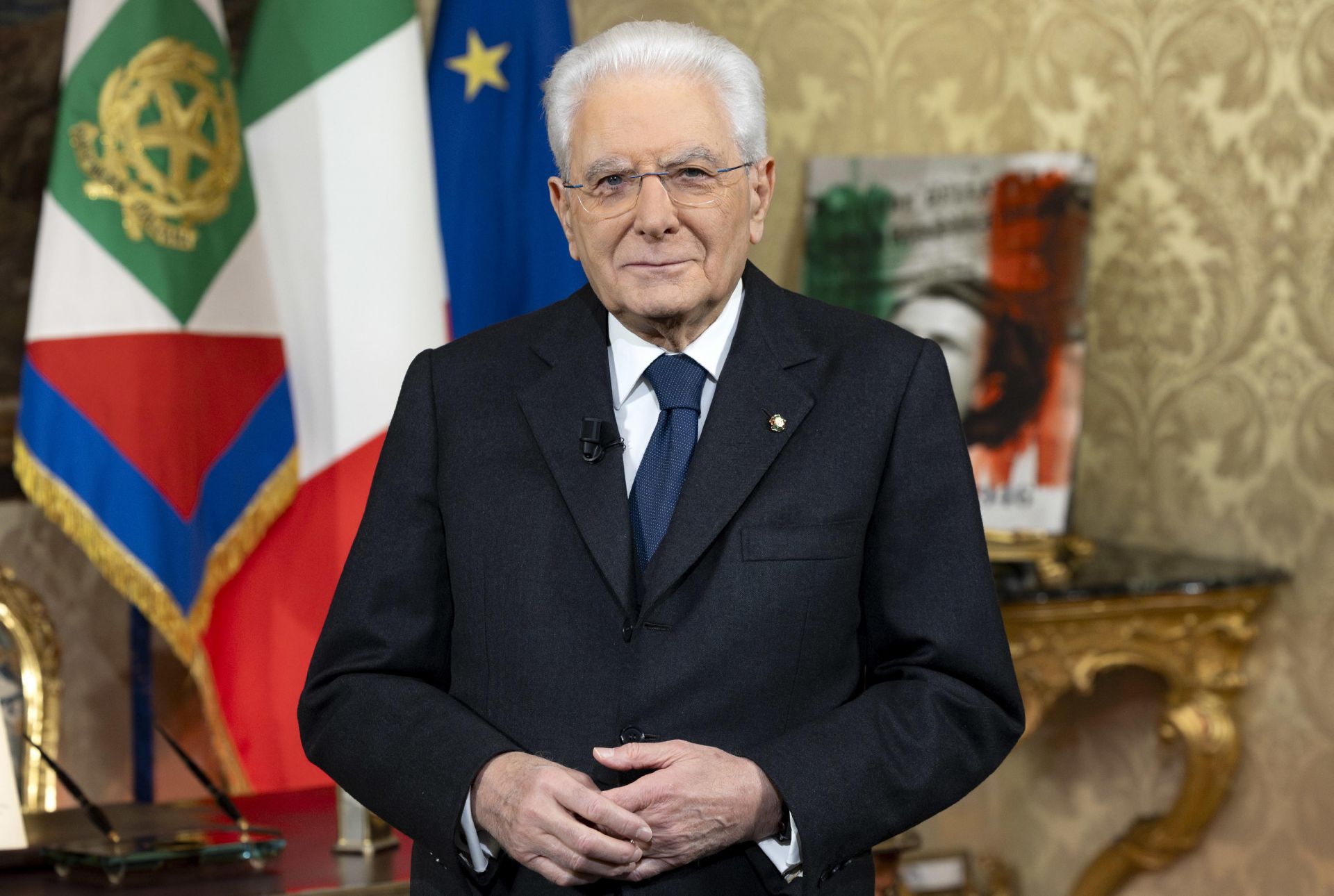 Mattarella: "Democrazia più forte di tutto. Ai giovani dico: non rassegnatevi"