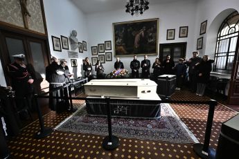 Genova si stringe attorno a Emanuele: il giorno del silenzio e del dolore alla camera ardente