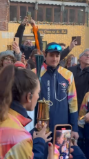 Milano-Cortina, la Fiamma Olimpica a Genova: i tedofori da Boccadasse al Porto Antico