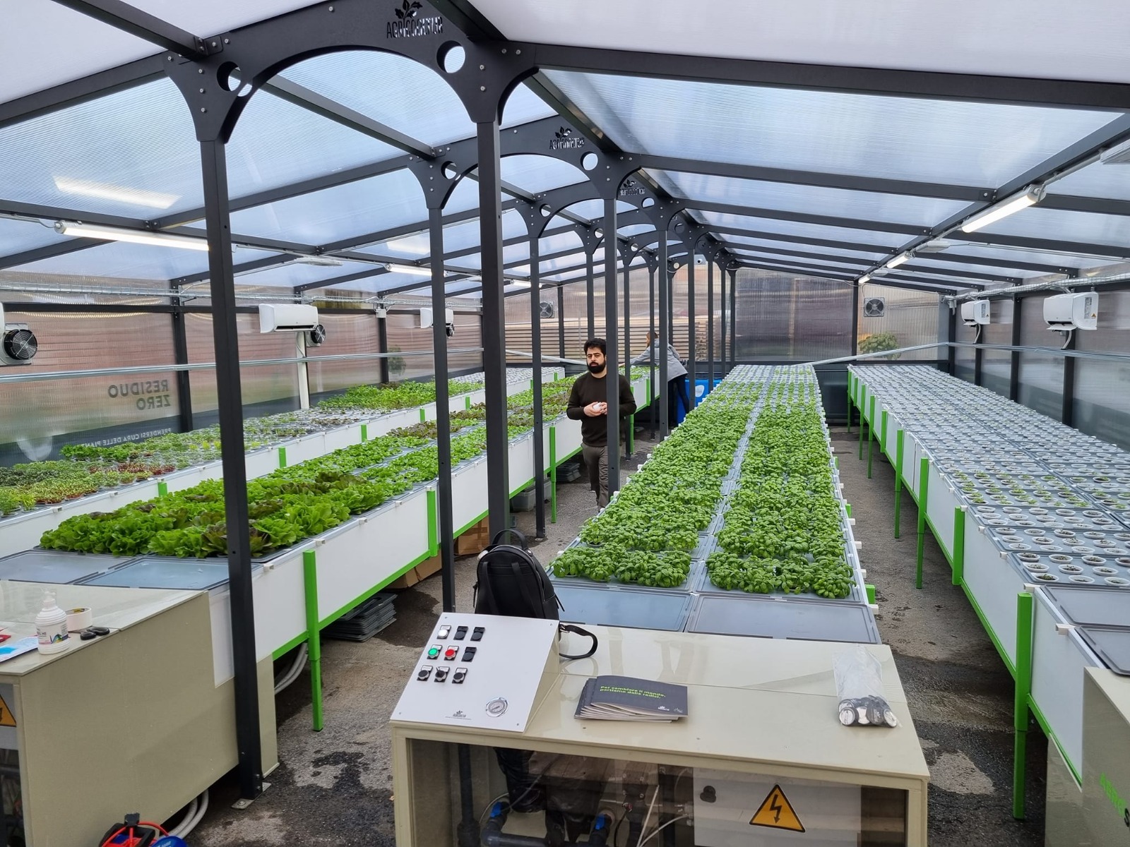 Agricoltura sostenibile, studenti a lezione nella serra idroponica