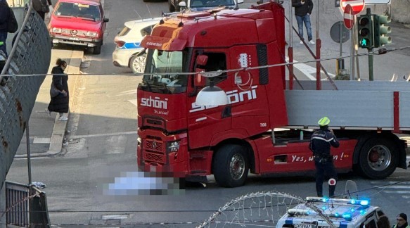 Genova Pontedecimo: pedone muore travolto da un camion