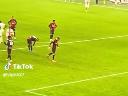 Genoa, Pavlovic scava la buca prima del rigore di Stanciu: polemiche sui social