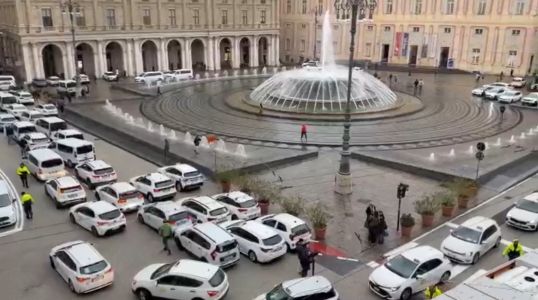 Sciopero taxi, anche Genova si ferma: stop al servizio dalle 8 alle 20. Auto bianche in corteo. Salvini convoca sindacati (VIDEO)