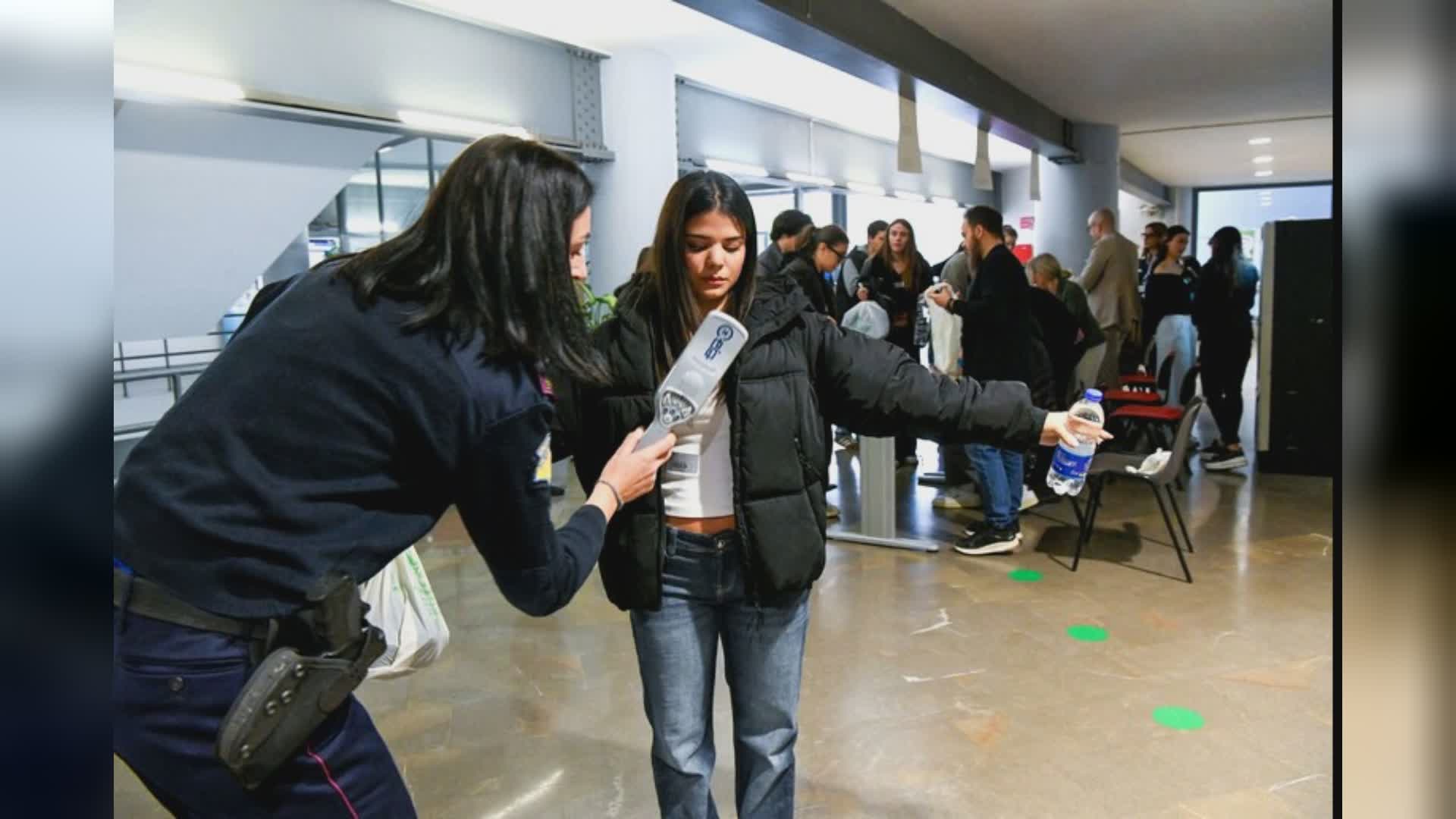 Valditara: "Metal detector a scuola solo in caso di problemi di sicurezza". Proclamato il lutto alla Spezia
