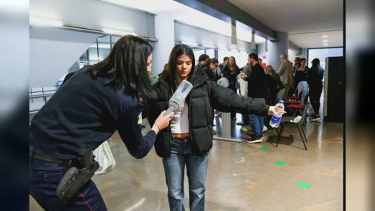 Valditara: "Metal detector a scuola solo in caso di problemi di sicurezza". Proclamato il lutto alla Spezia