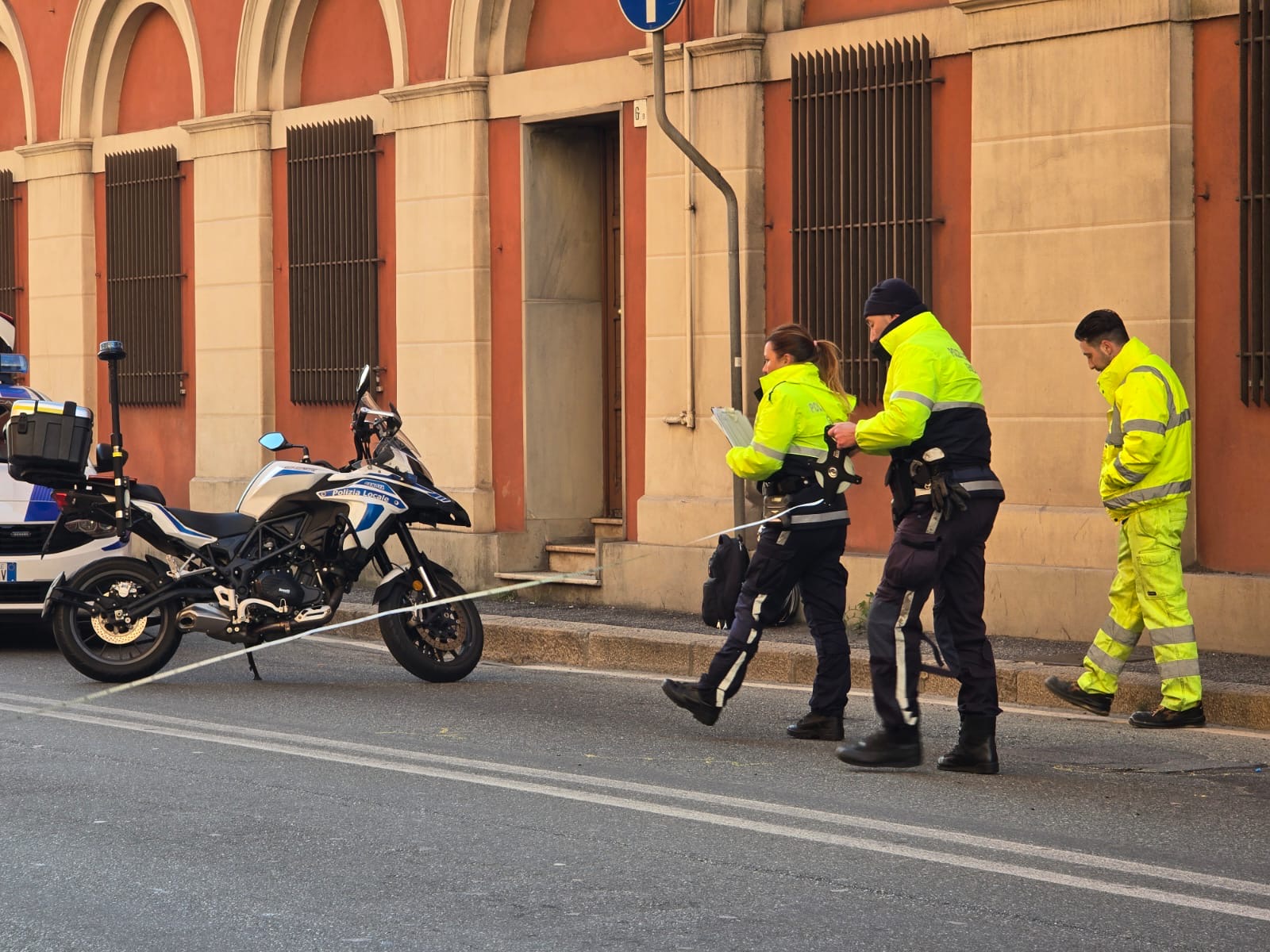 Sestri Ponente, scooter investe pedone fuori dalle strisce pedonali 