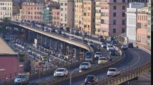 Veicolo in avaria sulla sopraelevata: code in direzione levante
