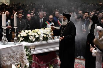 La Spezia: addio ad Aba, rito copto tra fiori bianchi e canti solenni nella cattedrale di Cristo Re