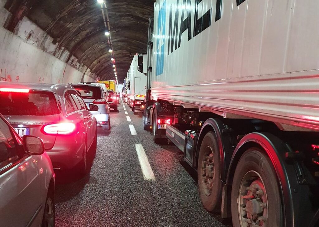 Savona, tamponamento in A10: due feriti e 7 km di coda