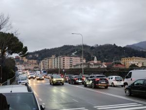 Genova. Senso unico alternato in via Sant'Ambrogio di Fegino