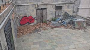 Genova: rifiuti abbandonati dall'Abbazia di Santo Stefano dopo i lavori. Caccia ai responsabili