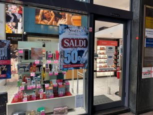 Furto da Sbraccia in via Ceccardi, colpo serale e allarme sicurezza nel centro