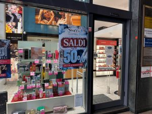 Furto da Sbraccia in via Ceccardi, colpo serale e allarme sicurezza nel centro