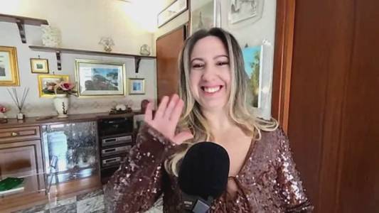 A casa di...Valentina Sommaruga: "Sono curvy e sono felice, la mia rivincita contro il bullismo"