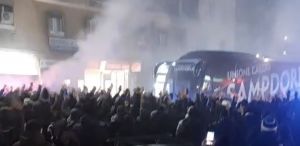 Sampdoria, i tifosi "bloccano" il pullman per dare la carica alla squadra: "Noi vogliamo questa vittoria"