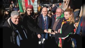 Genova, posata pietra d'inciampo in via Fillak per Antonio Milani. Salis: "Memoria guarda al passato e si proietta nel futuro"