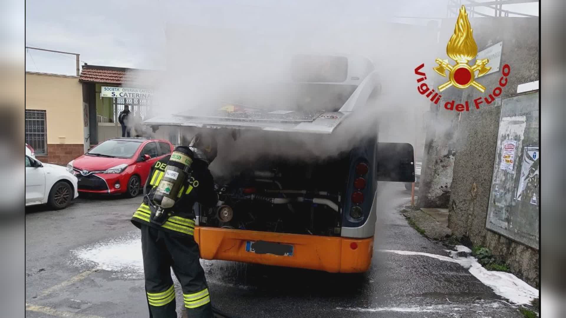 Genova: fumo dal motore di un bus a Begato Vecchia, intervengono i Vigili del Fuoco