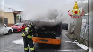 Genova: fumo dal motore di un bus a Begato Vecchia, intervengono i Vigili del Fuoco