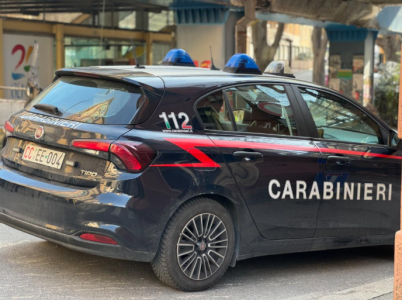 Sarzana, uomo armato di coltelli avvistato in centro: indagini dei Carabinieri