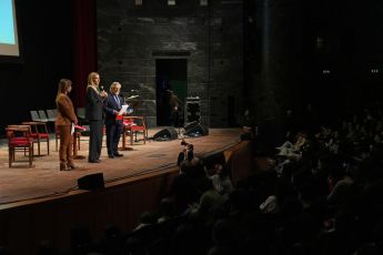 Teatro Carlo Felice, Salis ai giovani: "Essere cittadini che hanno a cuore il bene degli altri significa scegliere ogni giorno da che parte stare"