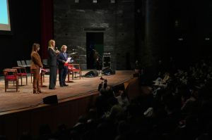 Teatro Carlo Felice, Salis ai giovani: "Essere cittadini che hanno a cuore il bene degli altri significa scegliere ogni giorno da che parte stare"