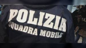 Finto carabiniere truffa un’anziana: arrestati due uomini dalla Polizia