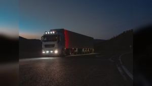 Camion a rimorchio incastrato nel tunnel di Brignole