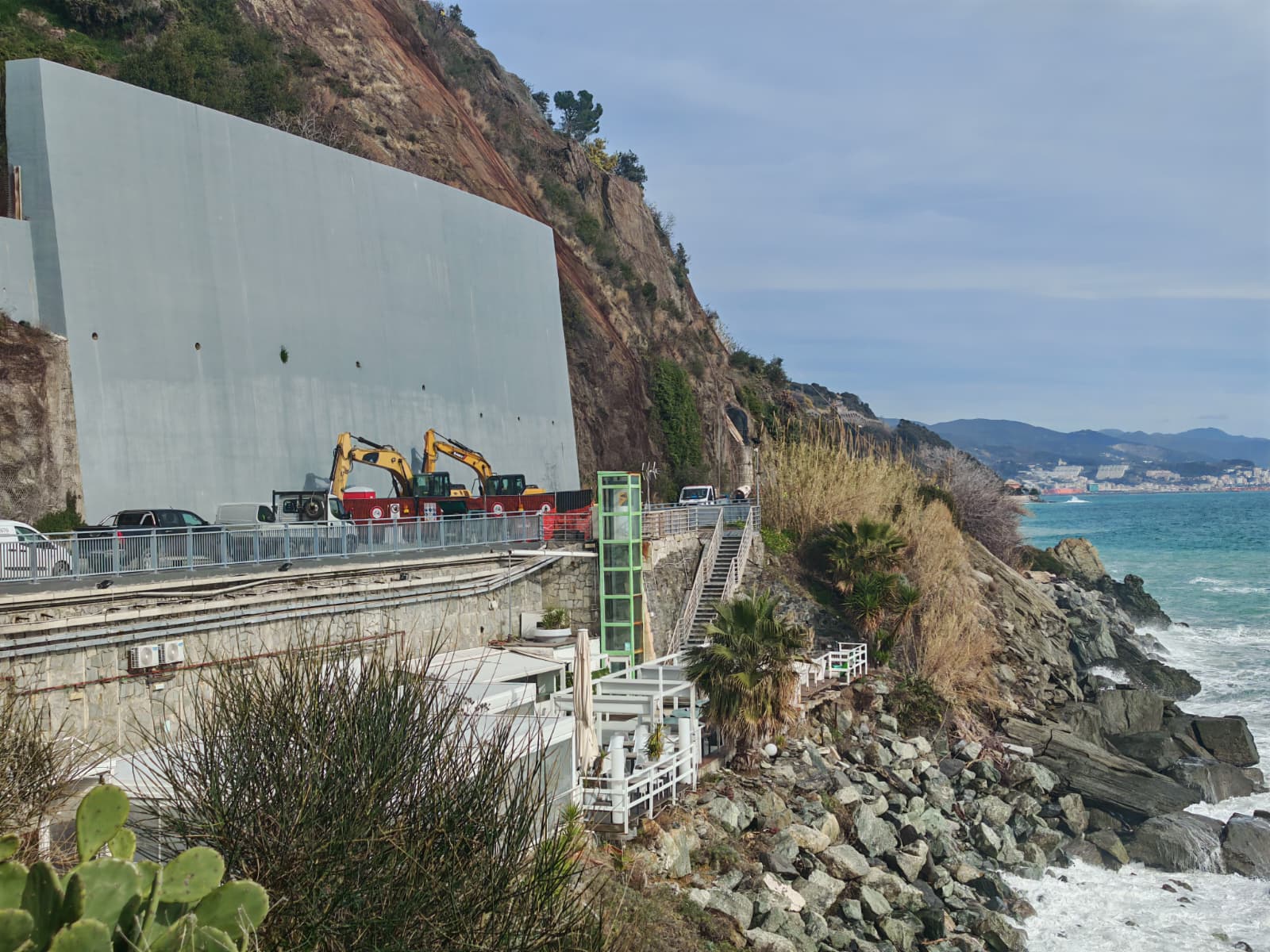 Arenzano: conclusa con successo l'operazione per far esplodere il masso. Tra due settimane riapre la via Aurelia
