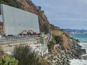 Arenzano: conclusa con successo l'operazione per far esplodere il masso. Tra due settimane riapre la via Aurelia